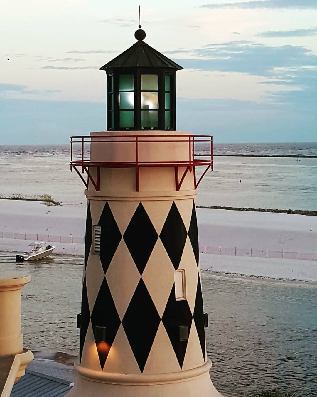 Review of Harry T's Lighthouse in Destin - Worthy of a Visit?