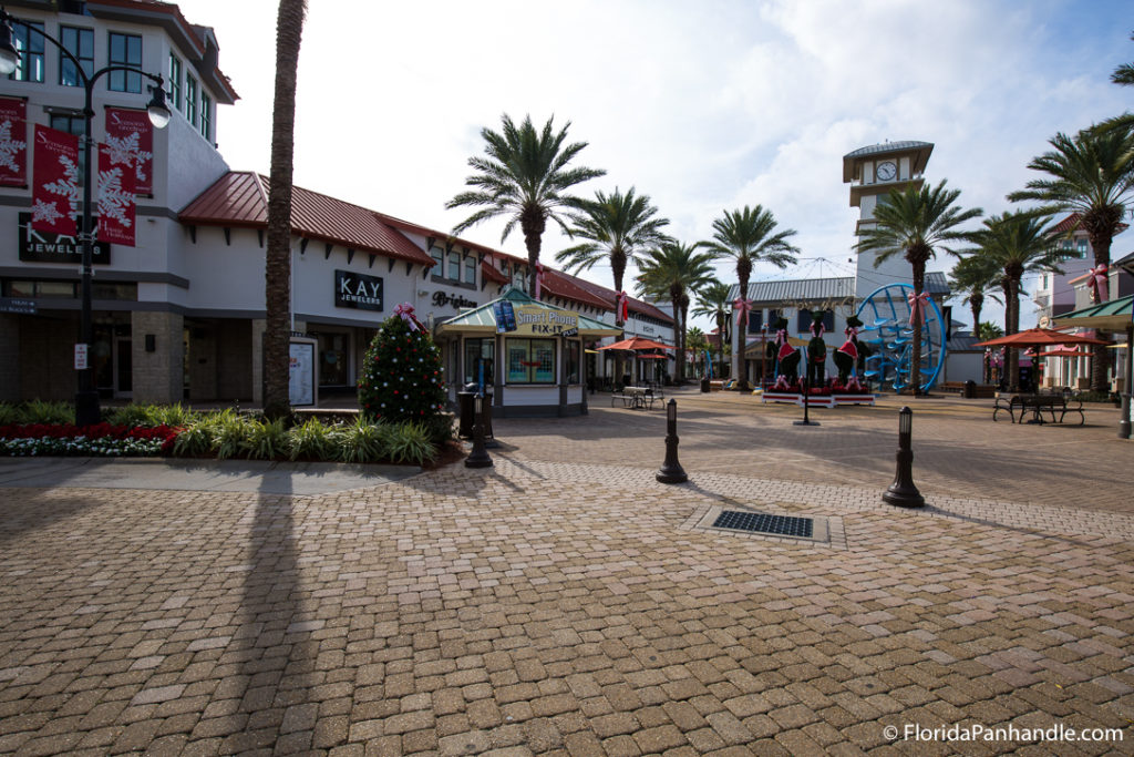 shopping stores with palm trees out front in Destin Commons, destin free