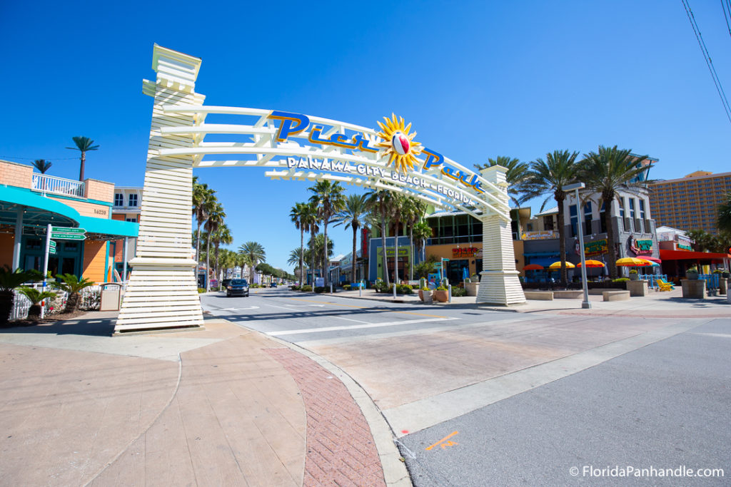 pier park sign to enter on a sunny day