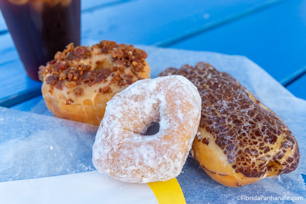 powdered donut, maple bacon donut, sweet, dessert 